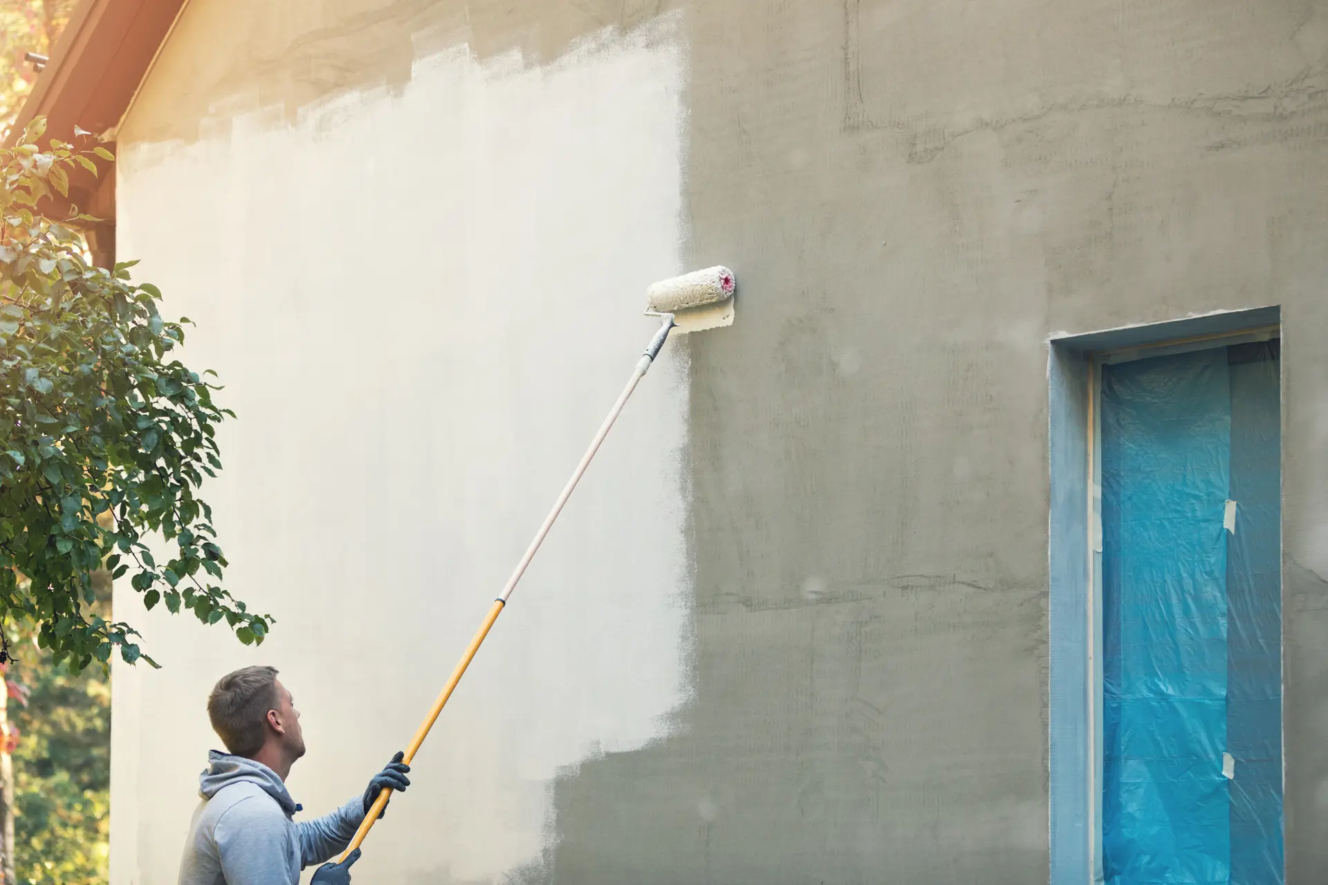 Pintor trabajando en una fachada en Arrecife